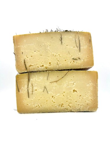 Cuña de queso Vento D´Estate. Pasta densa y desmenuzable en boca.