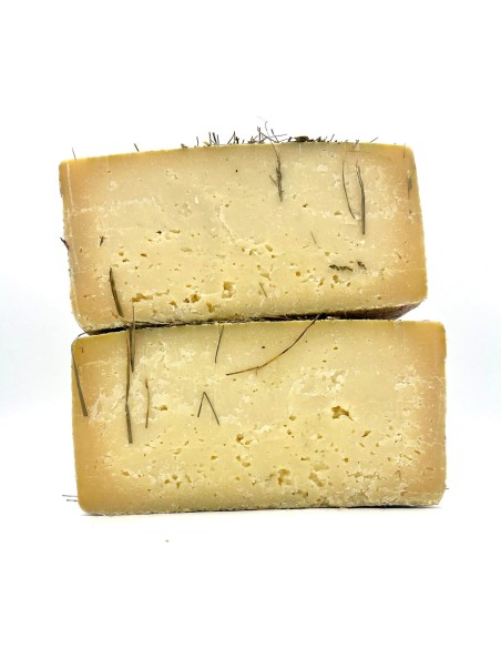 Cuña de queso Vento D´Estate. Pasta densa y desmenuzable en boca.