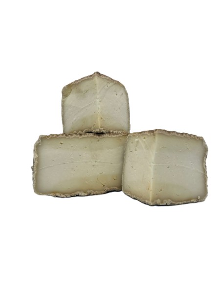 Cuña de queso Garrotxa de cabra con corteza enmohecida.